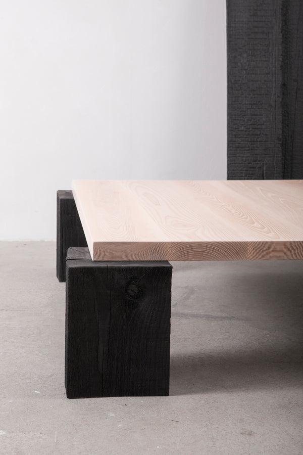 黑色木桌腿的方形咖啡桌