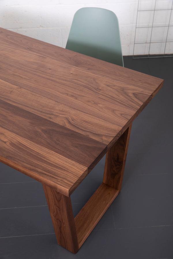 现代手工木桌