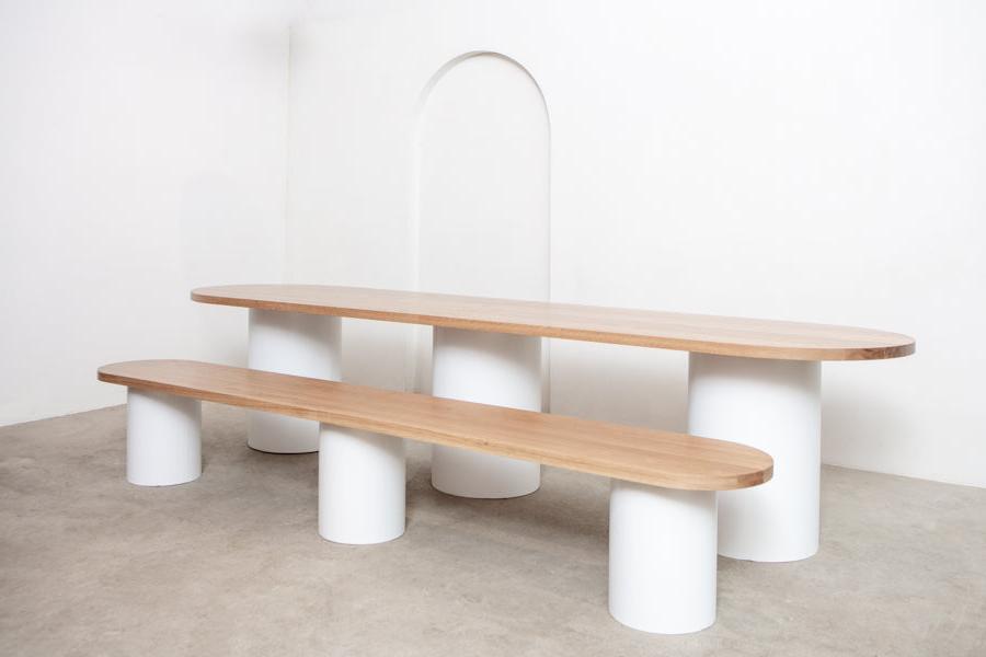 椭圆形现代会议桌与配套的长凳